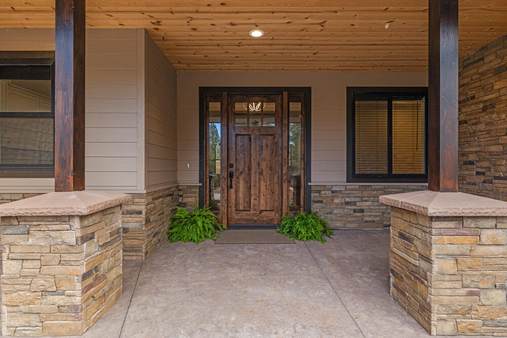 11635 Merganser Road Klamath Falls, OR 97601 - Photo 4 of 68 Custom Front Door
