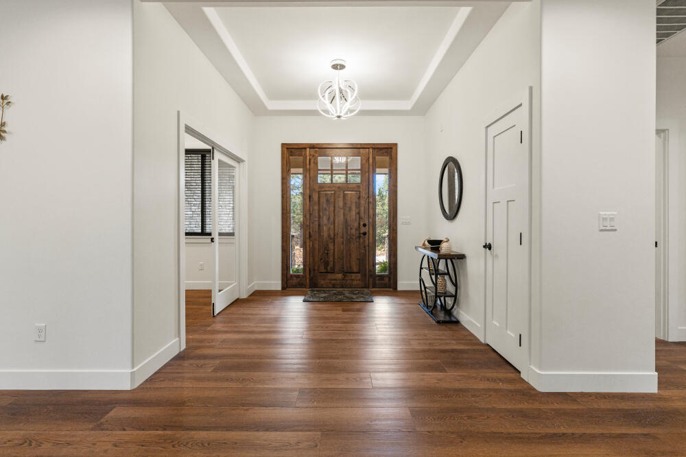 11635 Merganser Road Klamath Falls, OR 97601 - Photo 5 of 68 Tray Ceiling Entry