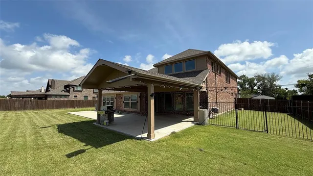 a view of a house with backyard