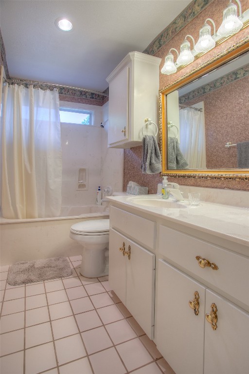 134 Waters Edge Huntsville, TX 77340 - Photo 36 of 38 a bathroom with a sink a toilet and mirror