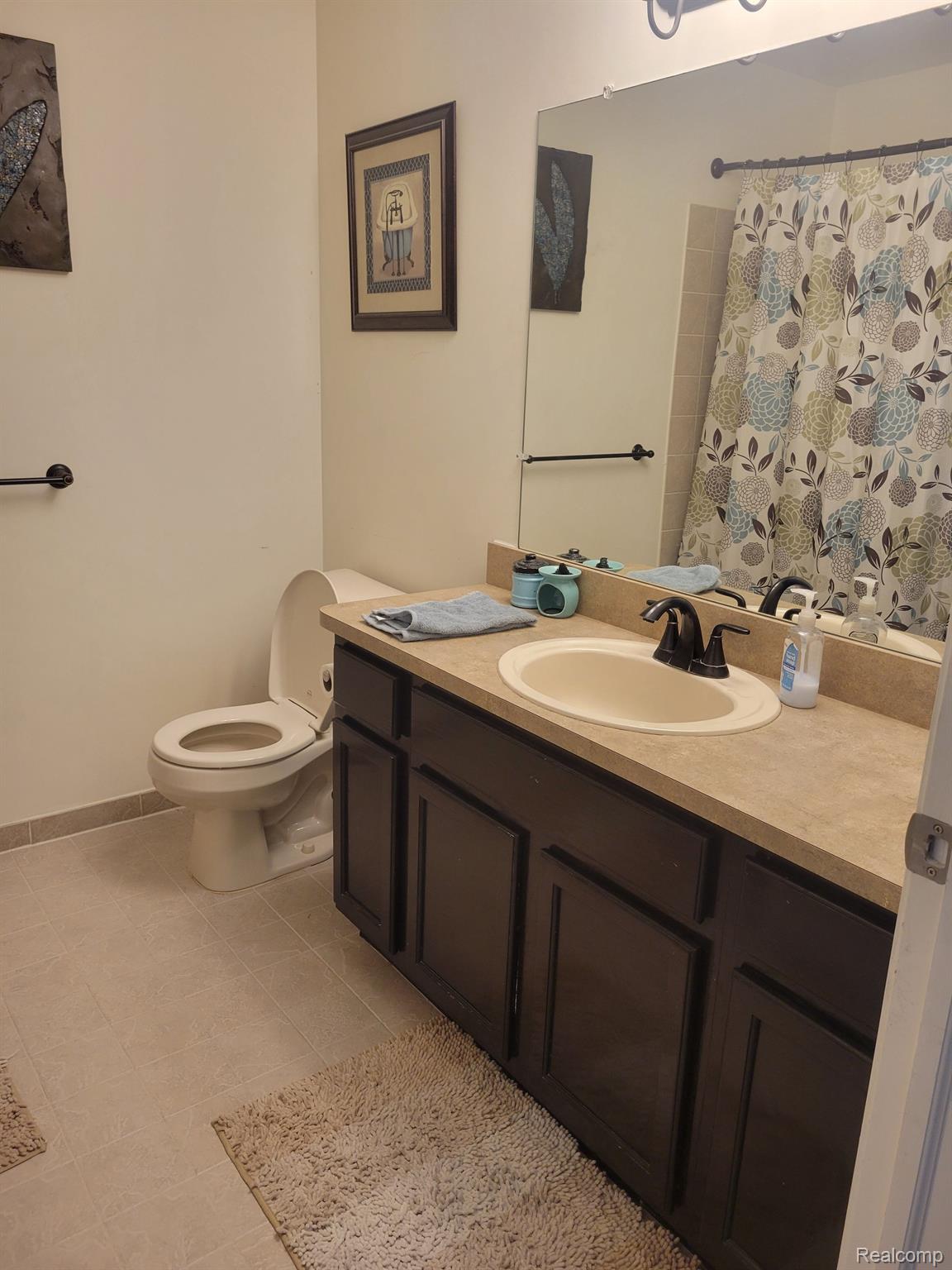45991 Rhodes Drive Macomb, MI 48044 - Photo 14 of 18 Main Bathroom
