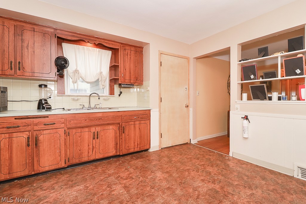4418 Urban Road Cleveland, OH 44121 - Photo 9 of 35 Gallery Image 9