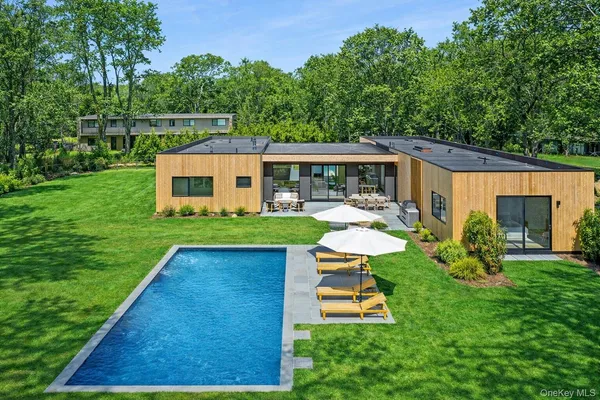 $4,295,000 | 32 School Street, East Hampton, NY 11937