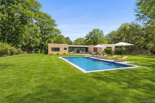 $4,295,000 | 32 School Street, East Hampton, NY 11937
