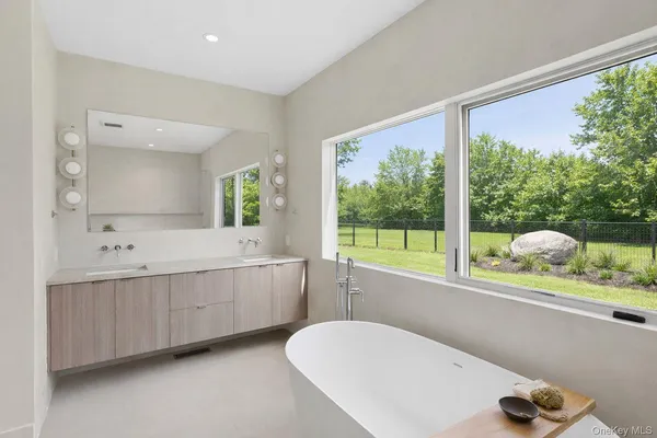 $4,295,000 | 32 School Street, East Hampton, NY 11937