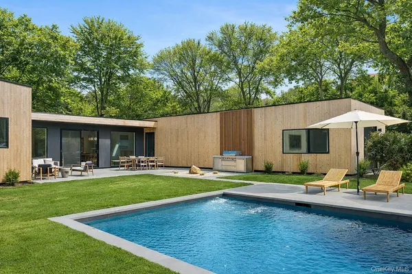 $4,295,000 | 32 School Street, East Hampton, NY 11937