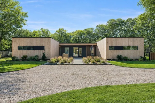 $4,295,000 | 32 School Street, East Hampton, NY 11937