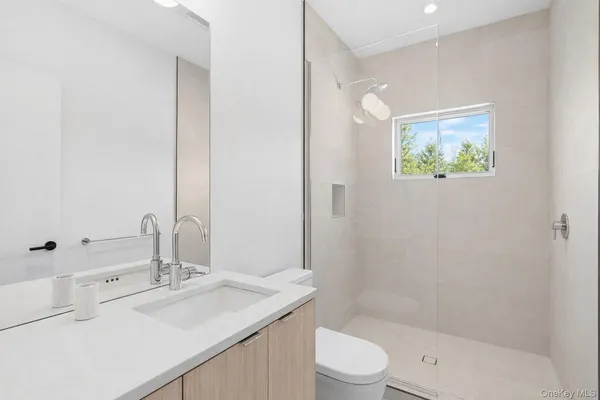 $4,295,000 | 32 School Street, East Hampton, NY 11937