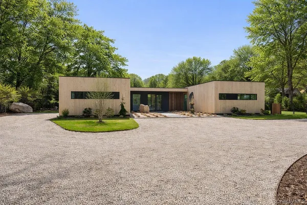 $4,295,000 | 32 School Street, East Hampton, NY 11937