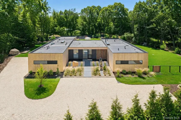 $4,295,000 | 32 School Street, East Hampton, NY 11937