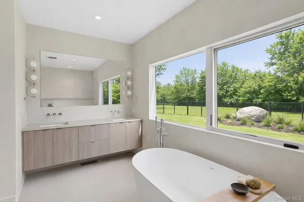 $4,295,000 | 32 School Street, East Hampton, NY 11937