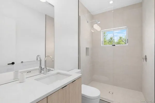 $4,295,000 | 32 School Street, East Hampton, NY 11937