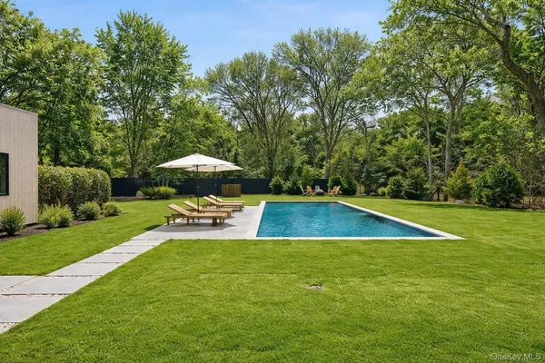 $4,295,000 | 32 School Street, East Hampton, NY 11937