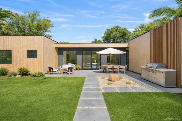 $4,295,000 | 32 School Street, East Hampton, NY 11937