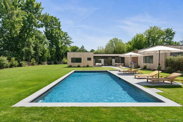 $4,295,000 | 32 School Street, East Hampton, NY 11937