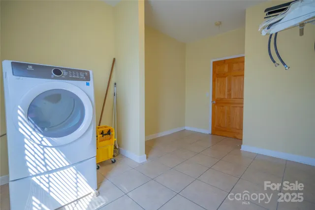 a view of utility room