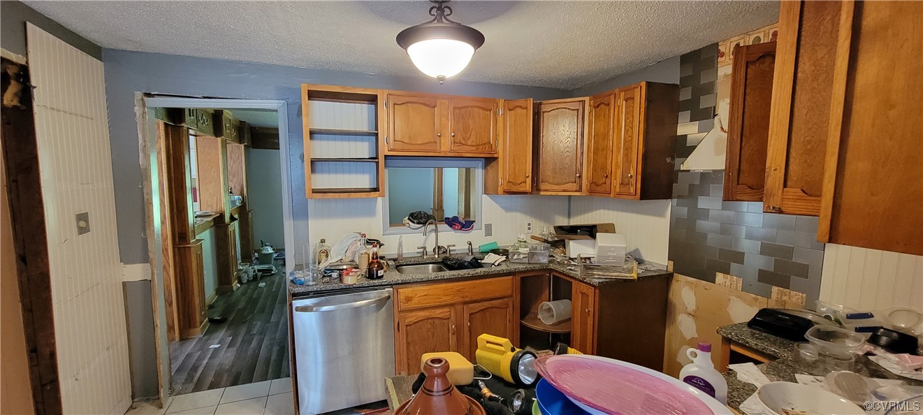 3502 Goodwin Neck Road Yorktown, VA 23692 - Photo 3 of 23 a kitchen with a refrigerator and a stove top oven