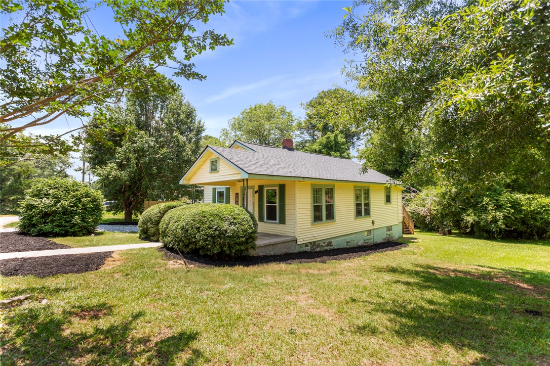 209 Moore Avenue Walhalla, SC 29691 - Photo 3 of 25