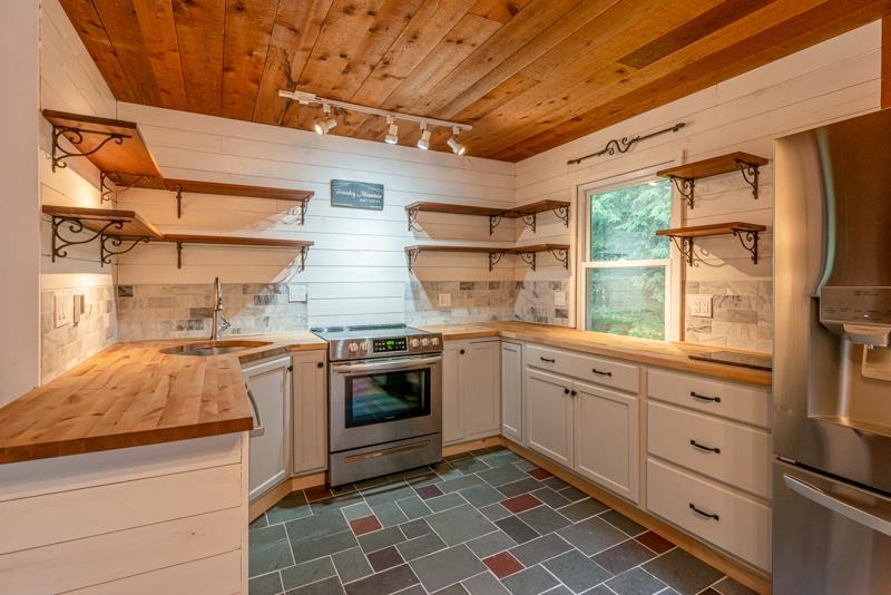 7 Old Beaver Pond Road Winhall, VT 05255 - Photo 3 of 26 Gallery Image 3