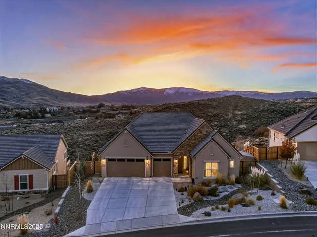 a view of house with a big yard