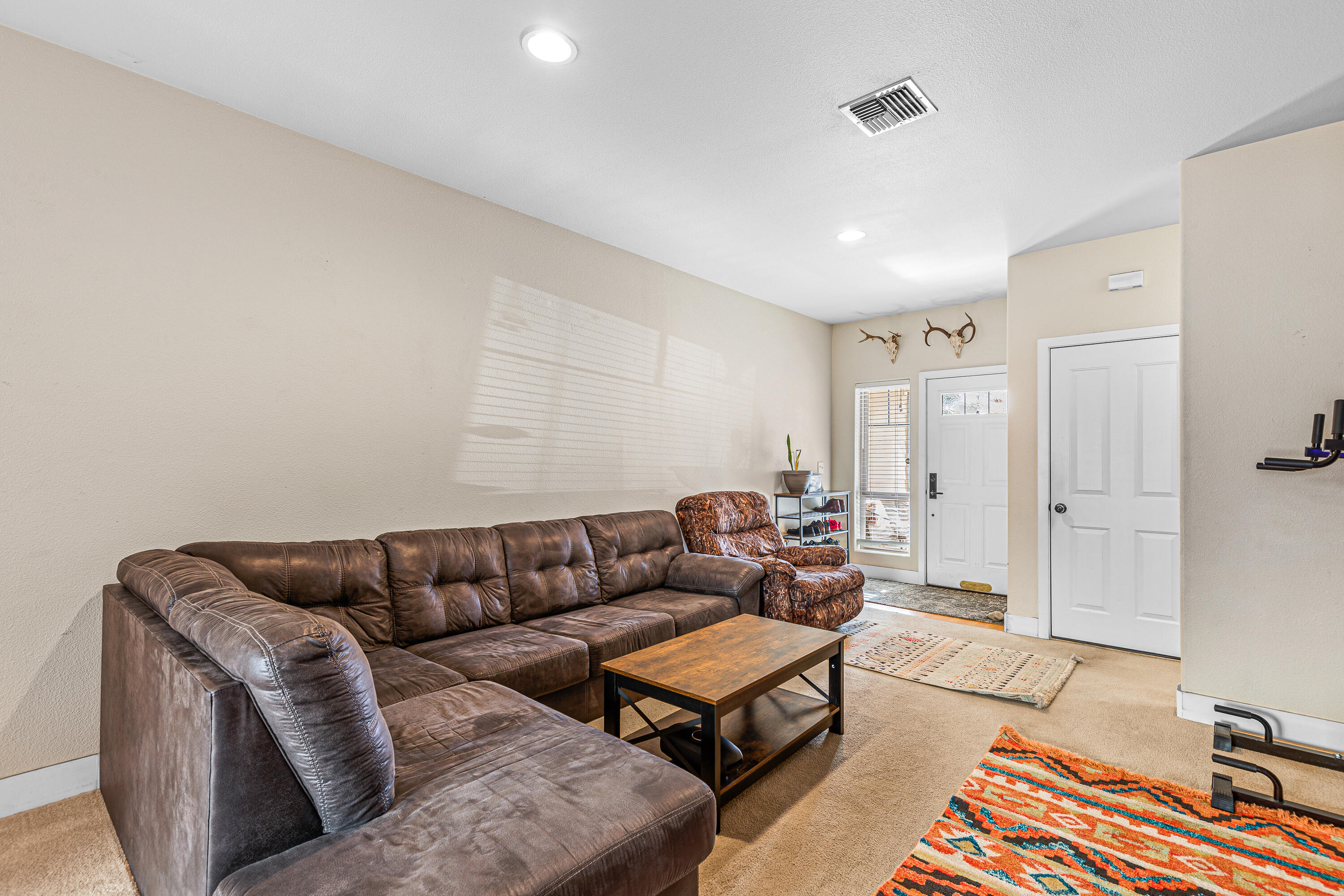 155 Casey Way Central Point, OR 97502 - Photo 3 of 22 3-Living Room