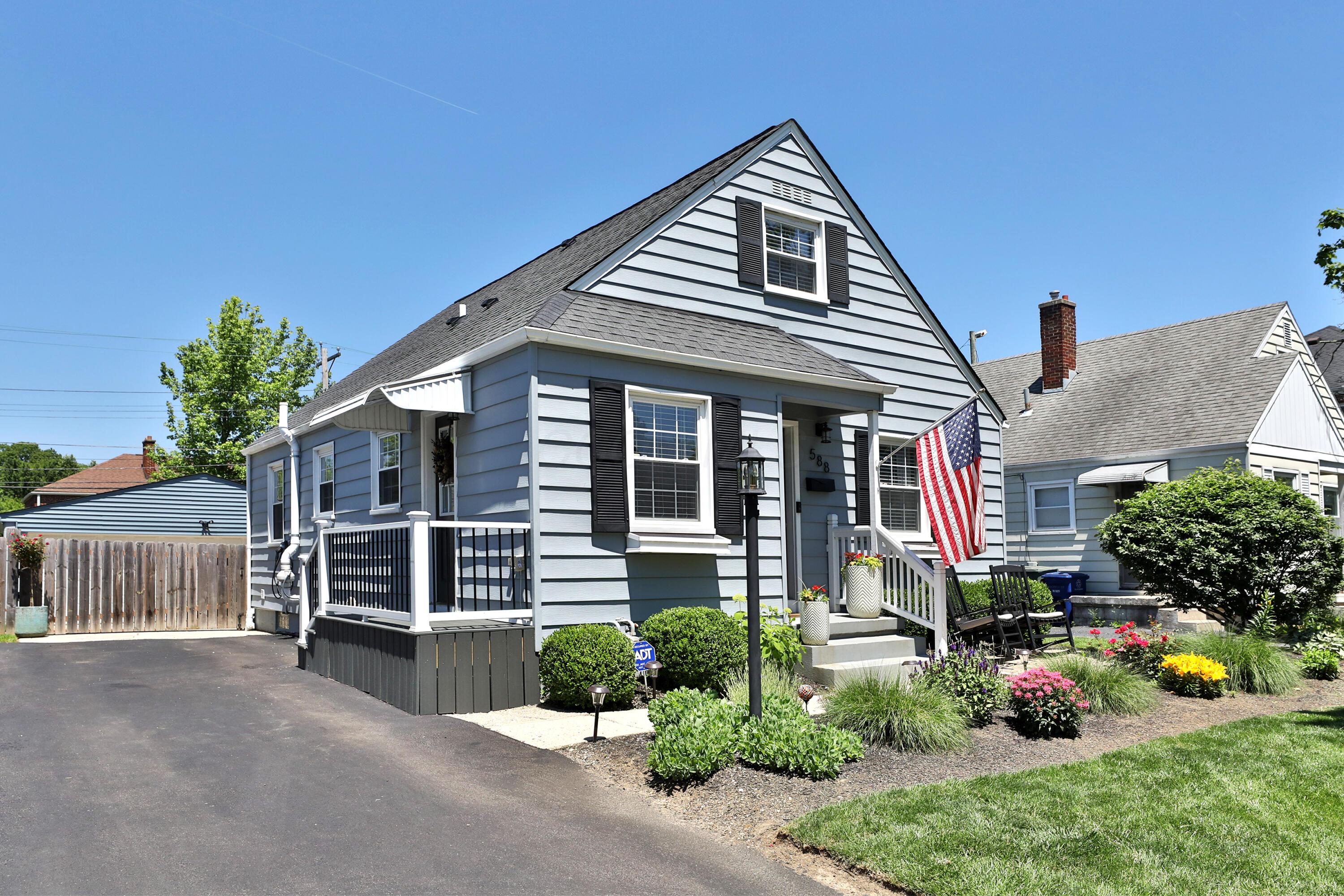 588 Chatham Road Columbus, OH 43214 - Photo 2 of 46
