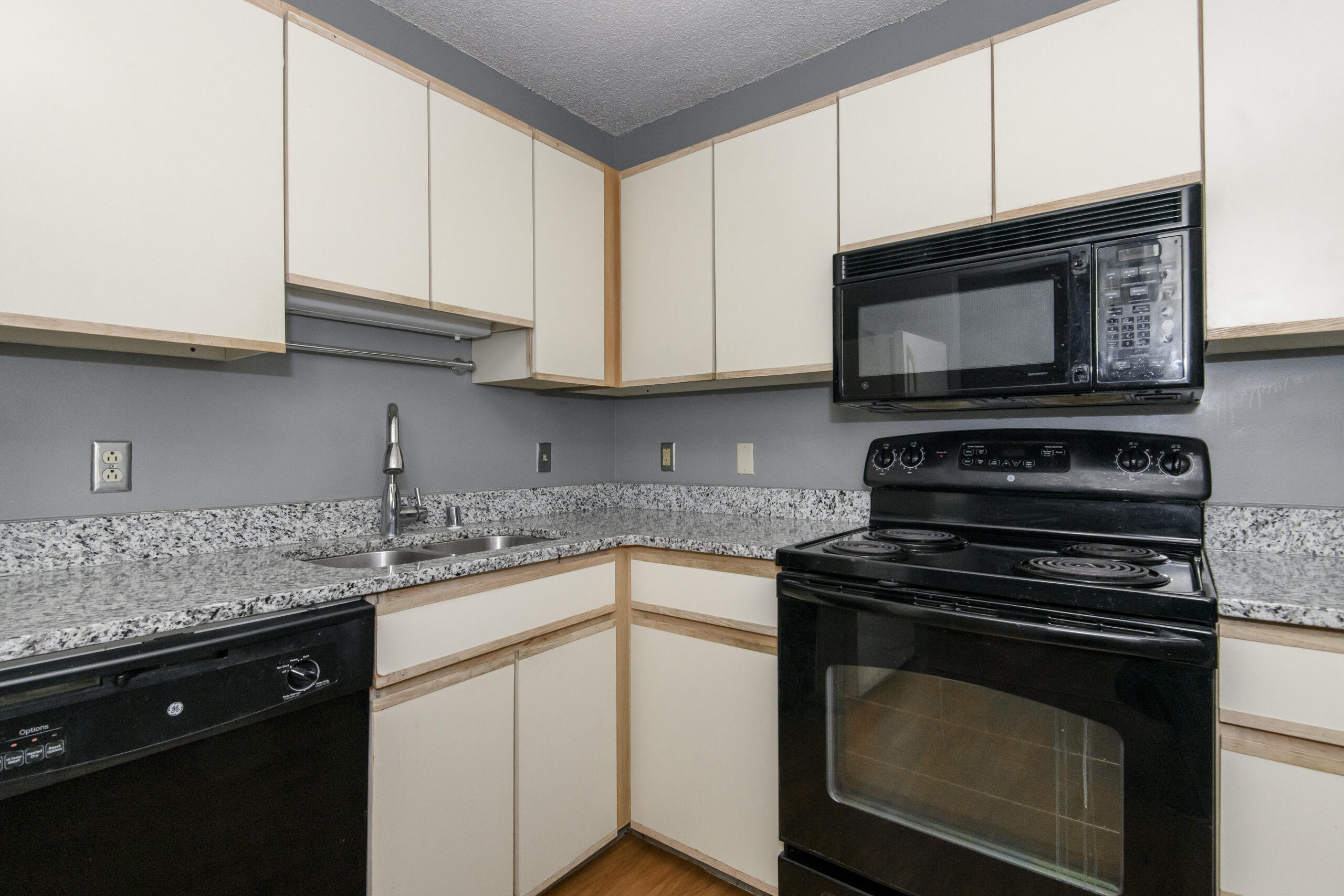 1660 North Prospect Avenue, Unit 1406 Milwaukee, WI 53202 - Photo 13 of 31 Kitchen