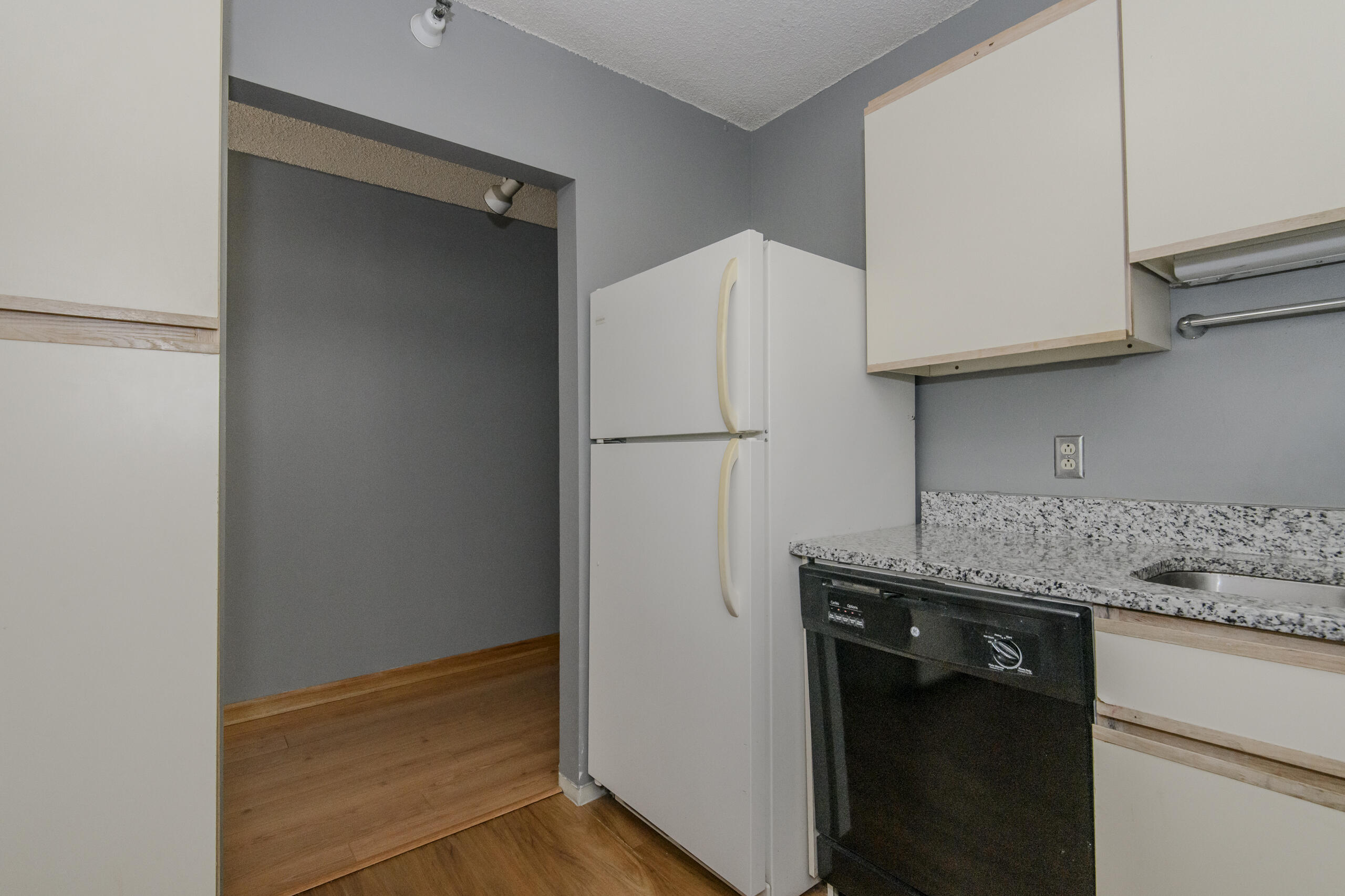 1660 North Prospect Avenue, Unit 1406 Milwaukee, WI 53202 - Photo 14 of 31 Kitchen