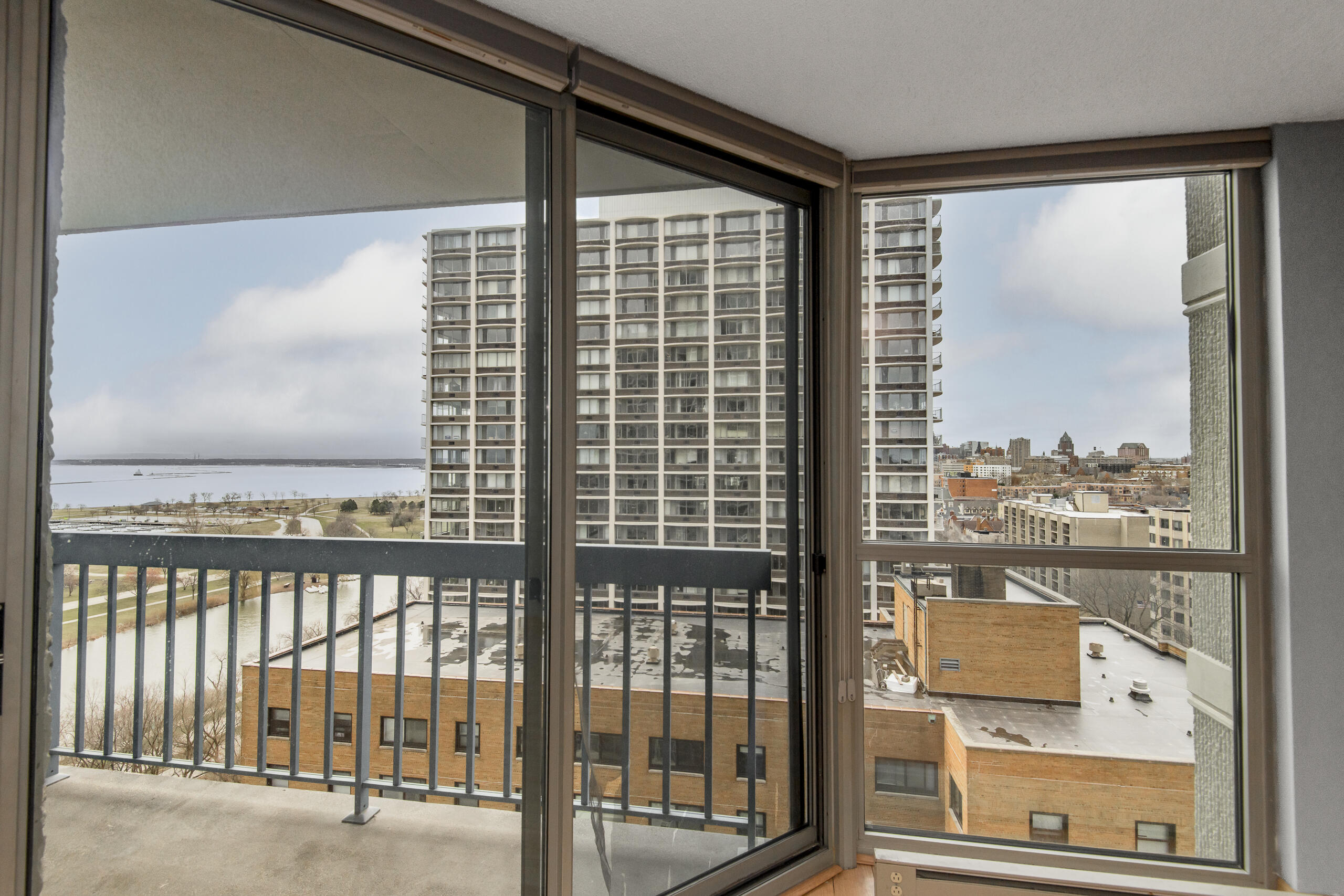 1660 North Prospect Avenue, Unit 1406 Milwaukee, WI 53202 - Photo 23 of 31 Living Room View
