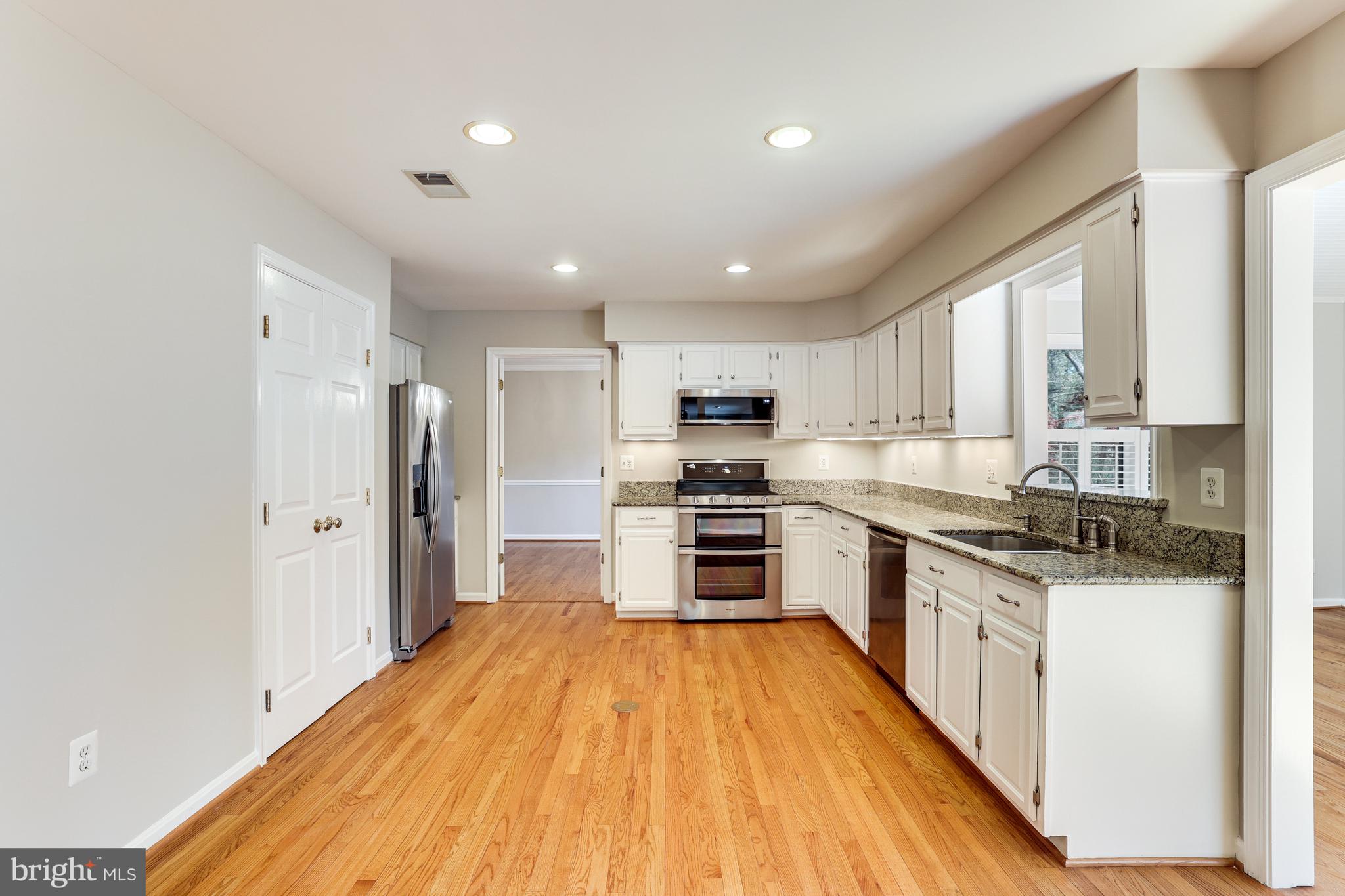 1004 Hidden Park Place Herndon, VA 20170 - Photo 17 of 101