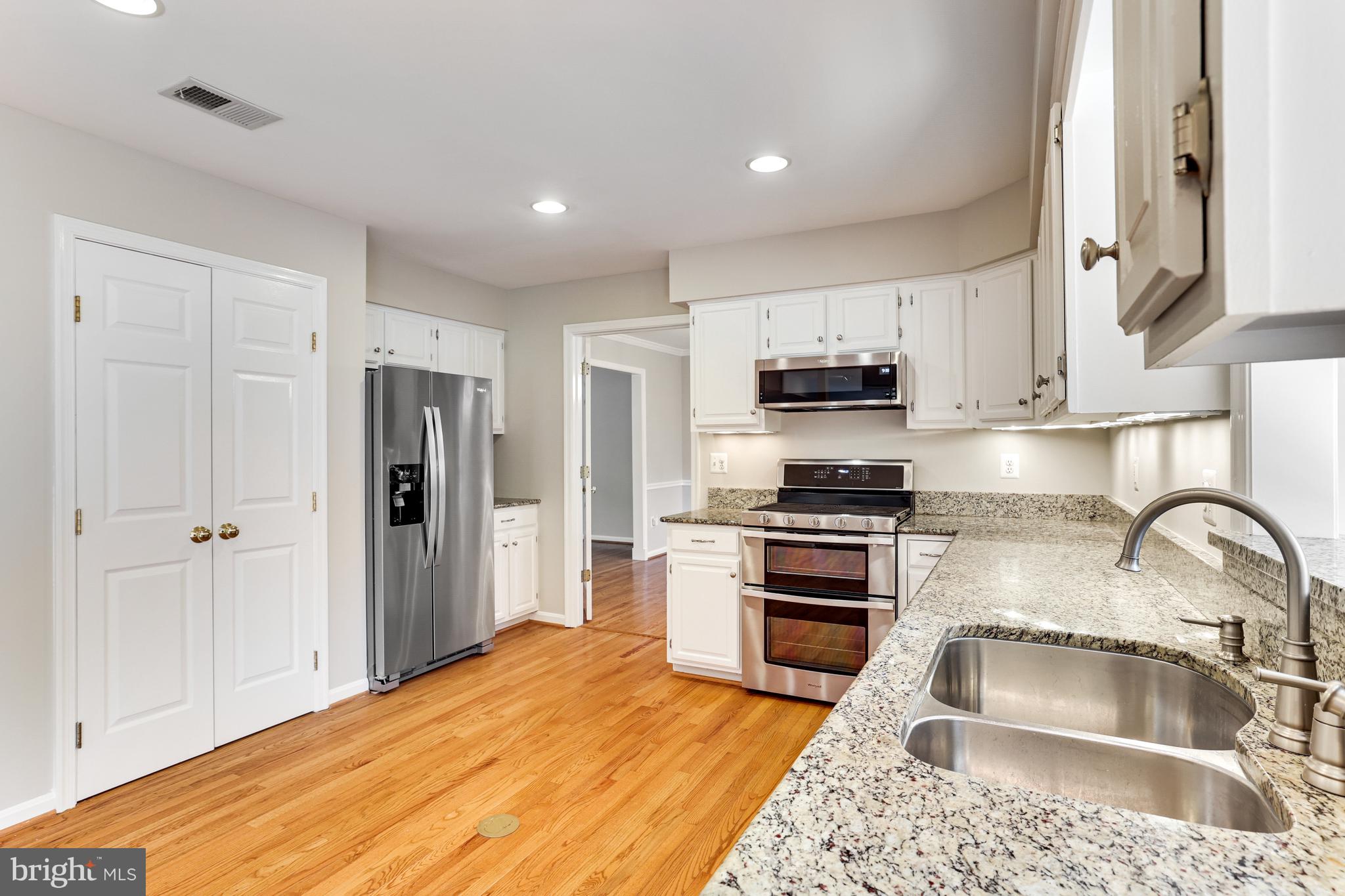 1004 Hidden Park Place Herndon, VA 20170 - Photo 20 of 101