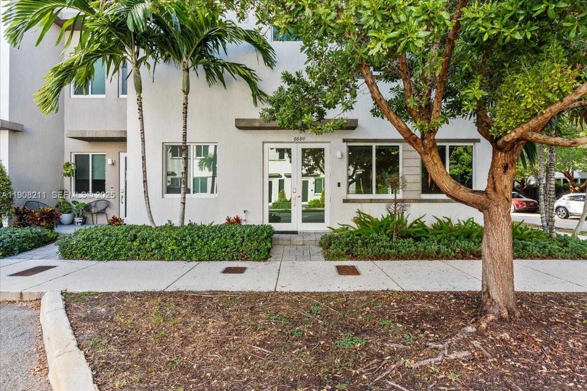 6680 Northwest 102nd Path Doral, FL 33178 - Photo 3 of 49