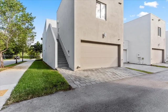 $939,000 | 6680 Northwest 102nd Path, Doral, FL 33178