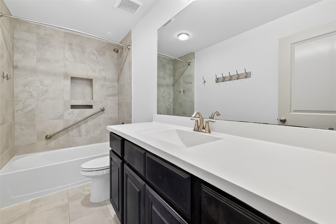 10514 Concha Lane Houston, TX 77096 - Photo 29 of 50 Full bathroom on the 3rd floor.