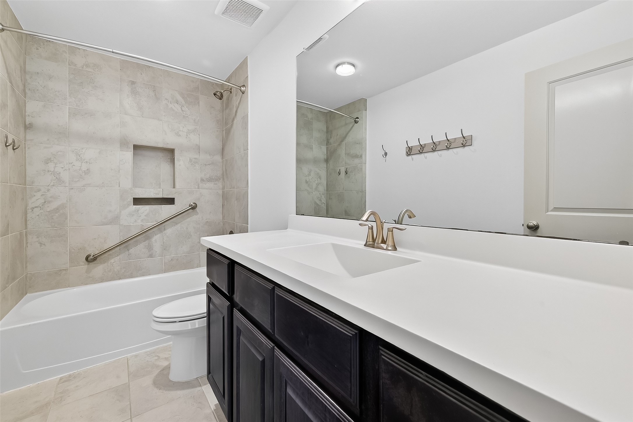 10514 Concha Lane Houston, TX 77096 - Photo 29 of 50 Full bathroom on the 3rd floor.