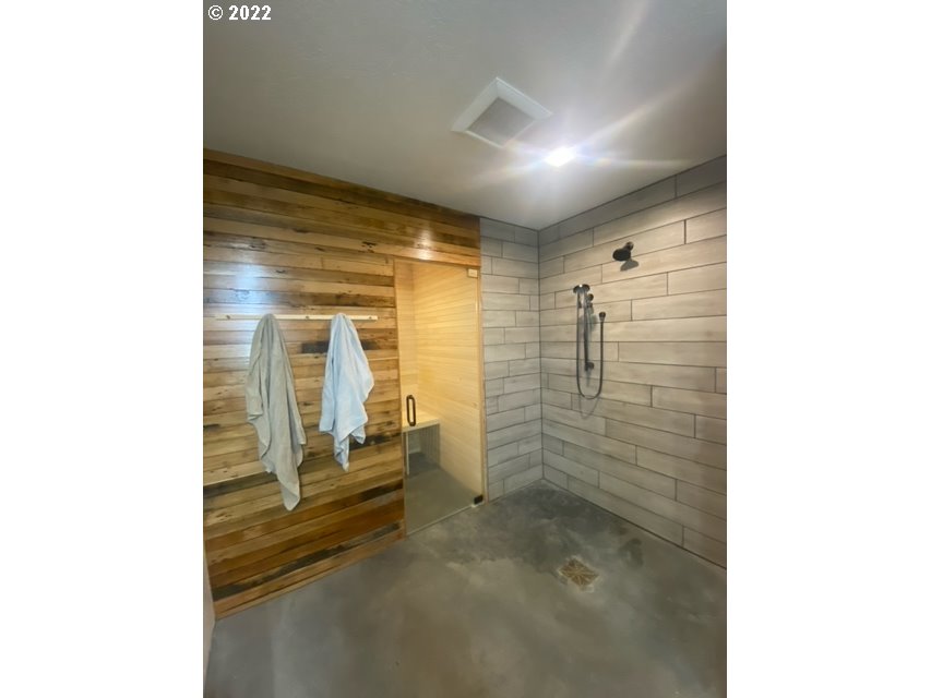 173 West Bryan Street Union, OR 97883 - Photo 14 of 32 a bathroom with a shower