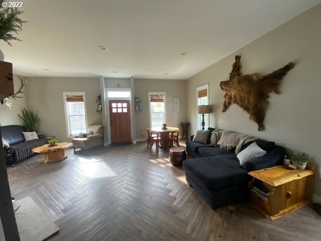 173 West Bryan Street Union, OR 97883 - Photo 2 of 32 a living room with furniture and a wooden floor