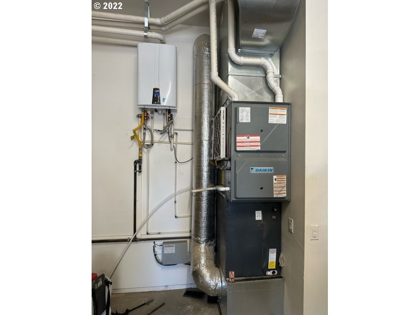 173 West Bryan Street Union, OR 97883 - Photo 28 of 32 a bathroom with a mirror