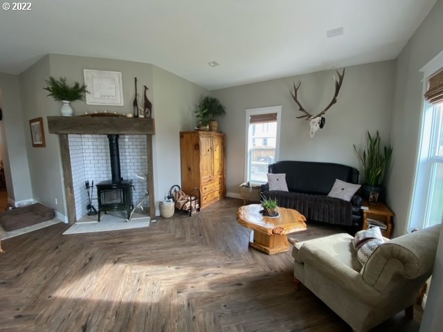 173 West Bryan Street Union, OR 97883 - Photo 3 of 32 a living room with furniture and wooden floor