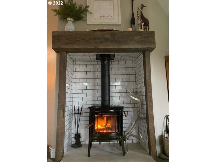 173 West Bryan Street Union, OR 97883 - Photo 4 of 32 a room with a bench and potted plant