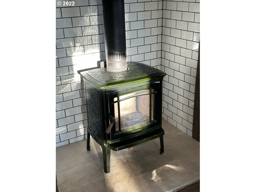 173 West Bryan Street Union, OR 97883 - Photo 5 of 32 a living room with a fireplace