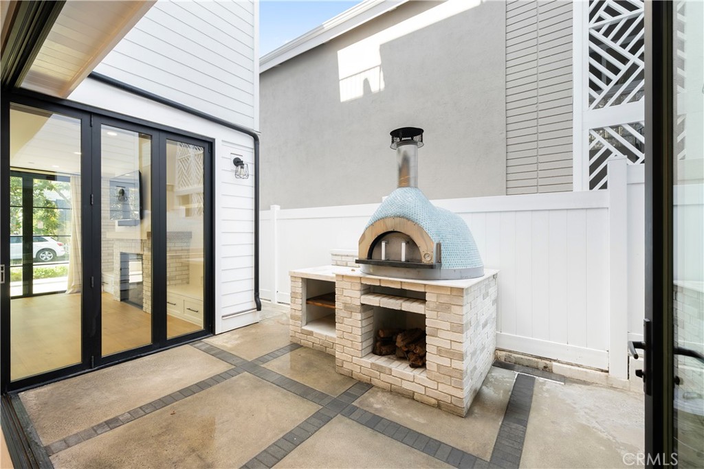 616 Acacia Avenue Corona del Mar, CA 92625 - Photo 16 of 20 a view of a livingroom with washer and dryer