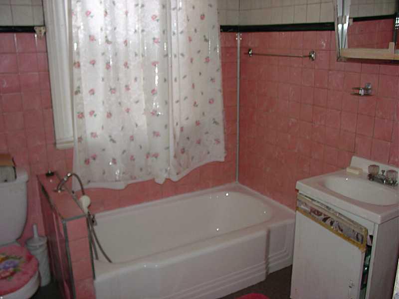 246 South Mathilda Street Bloomfield, PA 15224 - Photo 16 of 21 Full Bath. 2nd floor bath