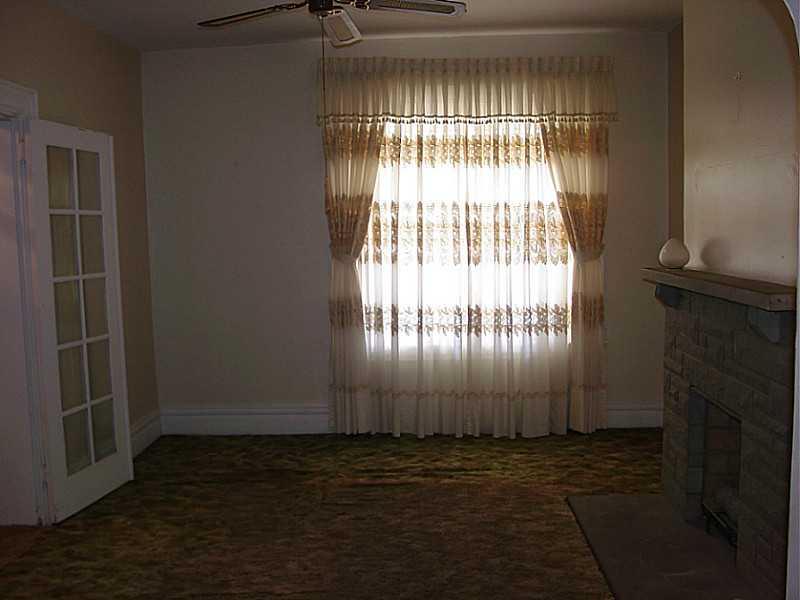 246 South Mathilda Street Bloomfield, PA 15224 - Photo 6 of 21 Living Room.