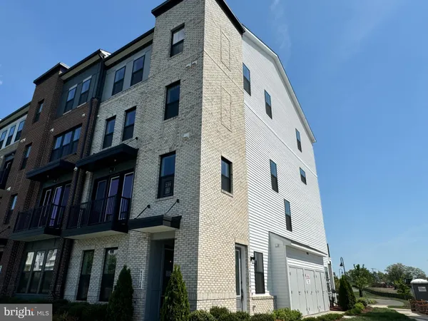 $3,300 | 43362 Farringdon Square, Ashburn, VA 20148