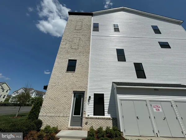 $3,300 | 43362 Farringdon Square, Ashburn, VA 20148