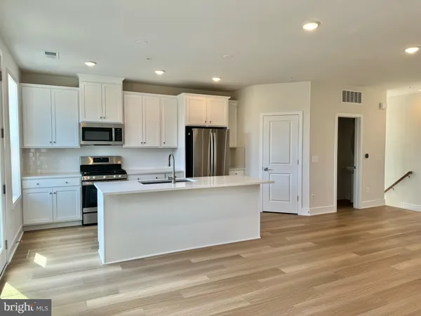 $3,300 | 43362 Farringdon Square, Ashburn, VA 20148