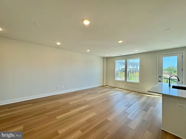 $3,300 | 43362 Farringdon Square, Ashburn, VA 20148