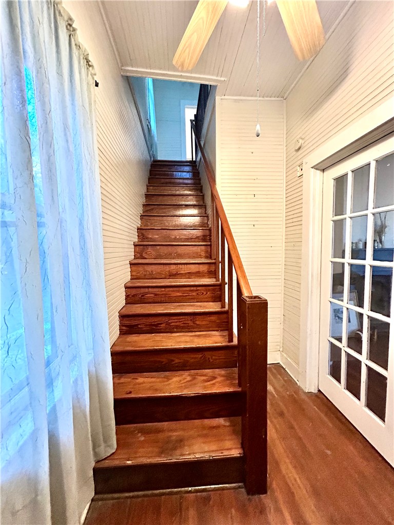 2123 Ellis Street Brunswick, GA 31520 - Photo 17 of 19 Staircase to 2nd floor