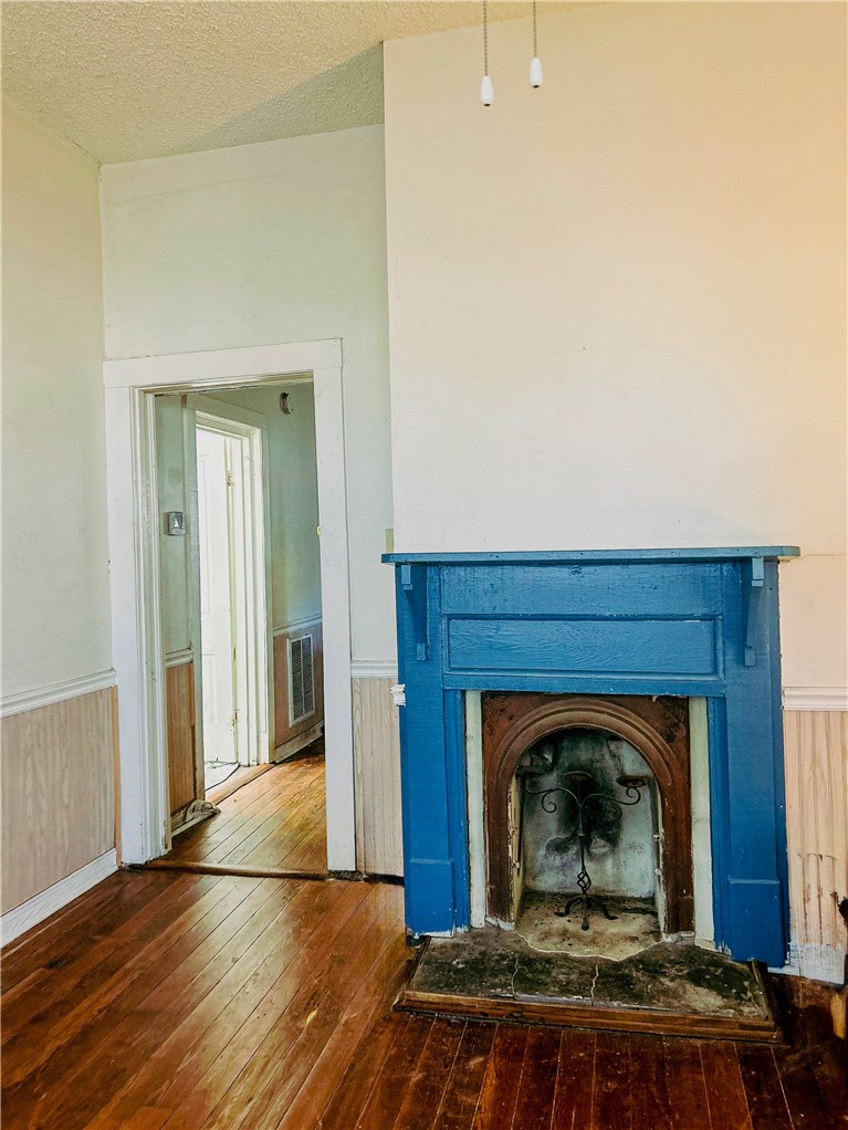 2123 Ellis Street Brunswick, GA 31520 - Photo 3 of 19 living room